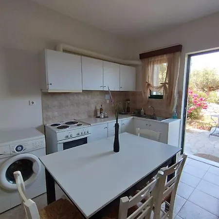 Anthoula's Cozy, Sunny Apartment!! *