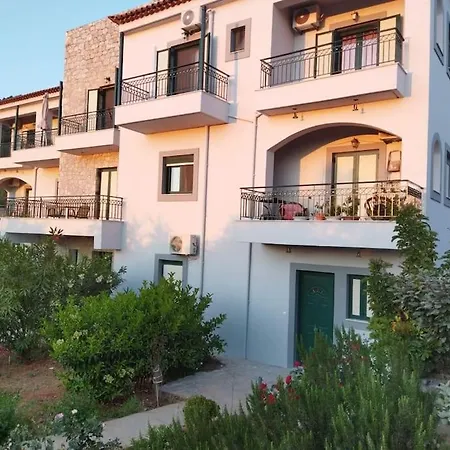 Anthoula's Cozy, Sunny Apartment!!